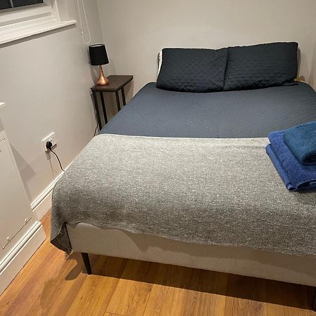 לונדון 2 Bedroom Apartment Chiswick Park Tube Station מראה חיצוני תמונה