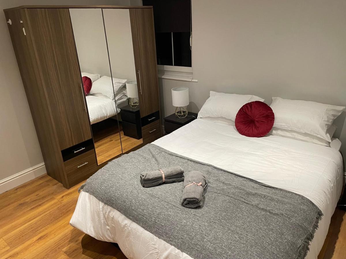 לונדון 2 Bedroom Apartment Chiswick Park Tube Station מראה חיצוני תמונה