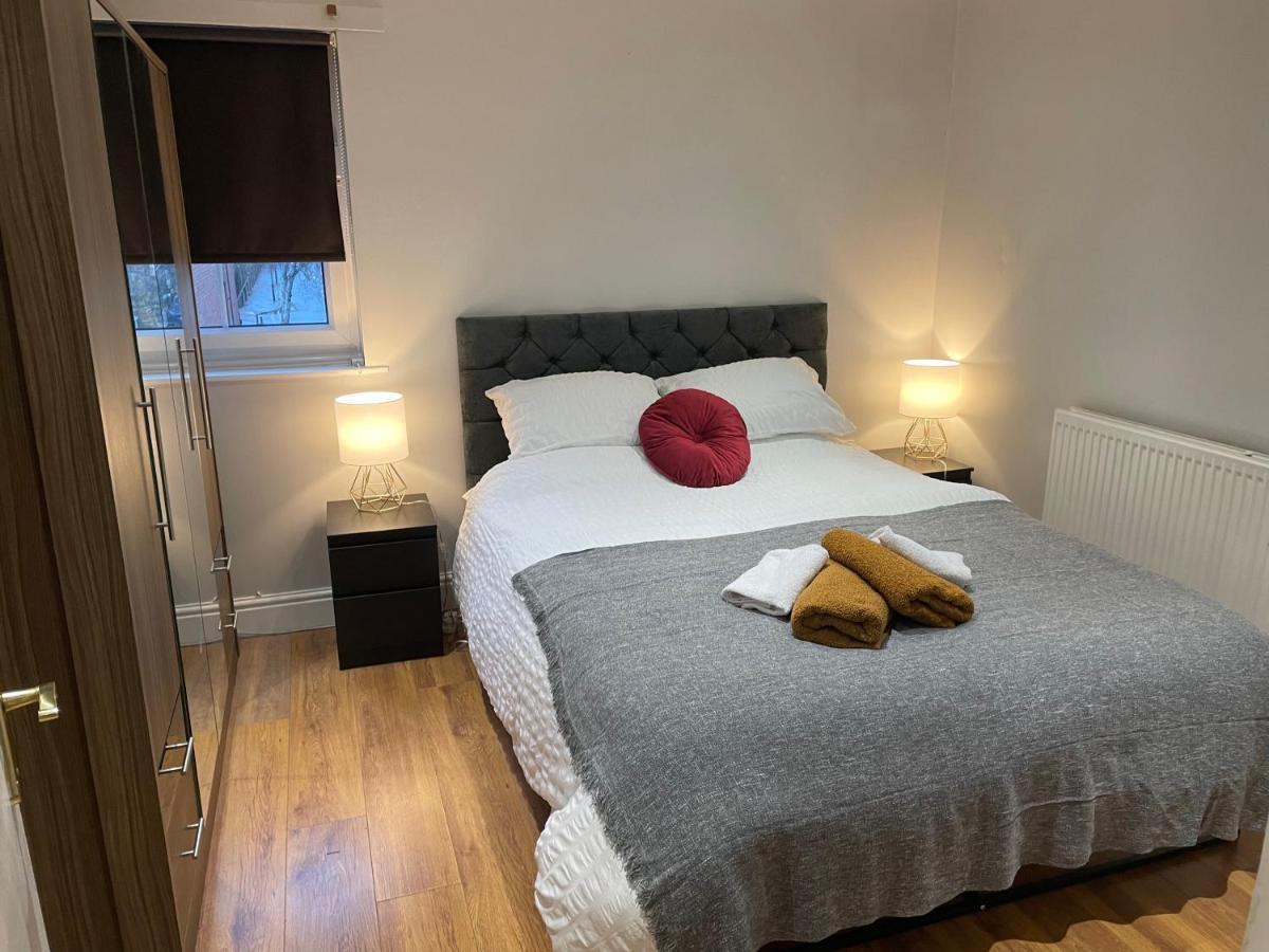 לונדון 2 Bedroom Apartment Chiswick Park Tube Station מראה חיצוני תמונה